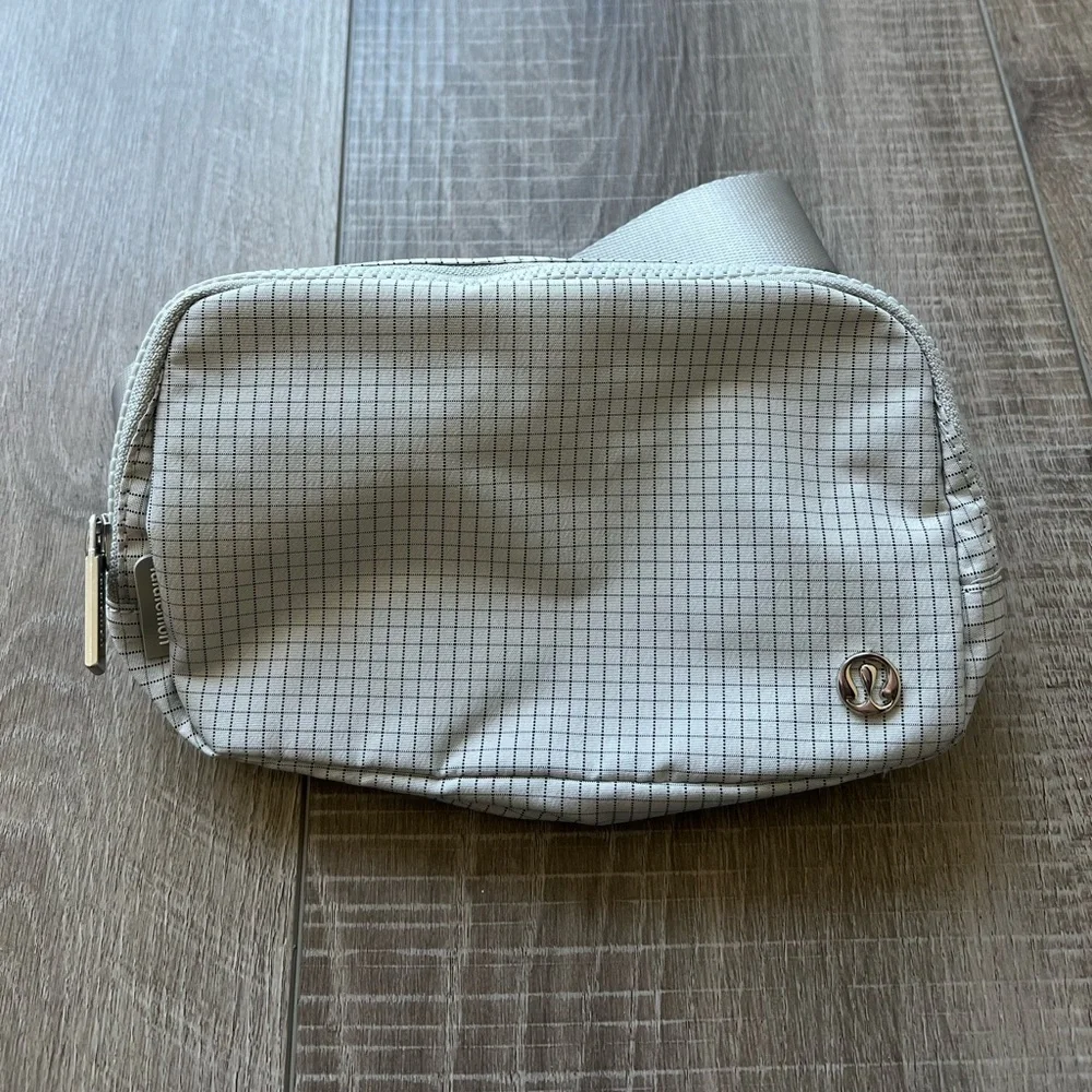 Lululemon Everywhere Belt Bag in Seal Gray/Graphite Gray